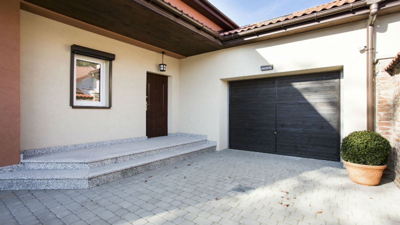 Signs That a Homeowner Needs Garage Door Repair Service in Seminole, FL